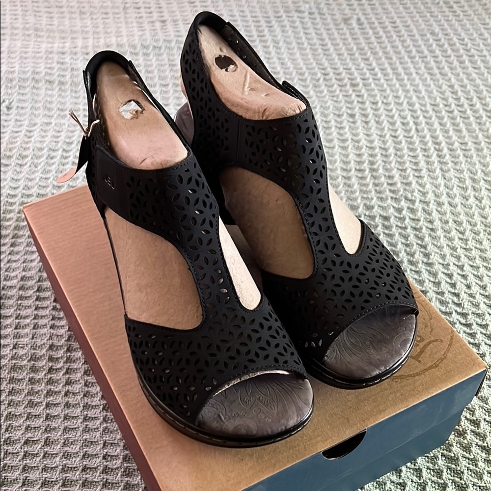 JBU Black Sandals with Peep-Toe and Cutout Design
